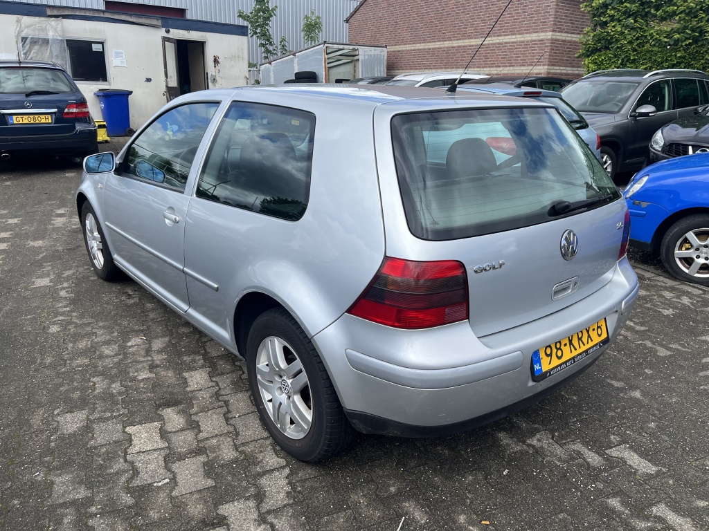 38382581-2.jpg