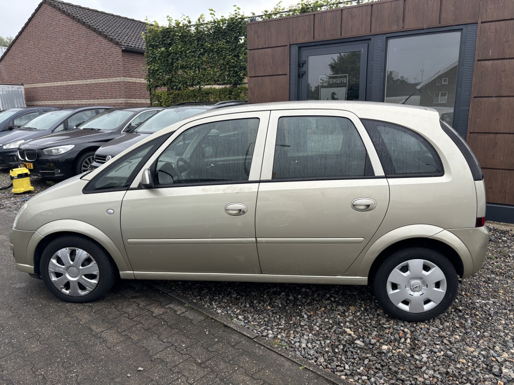 39500225-2.jpg