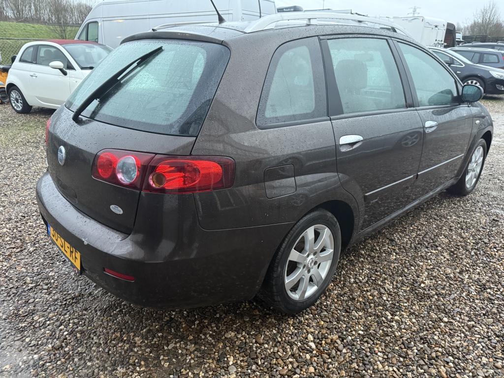 41928171-2.jpg