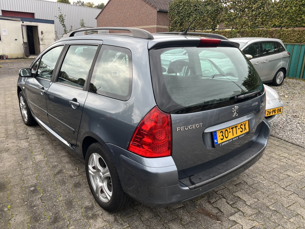 42359003-3.jpg