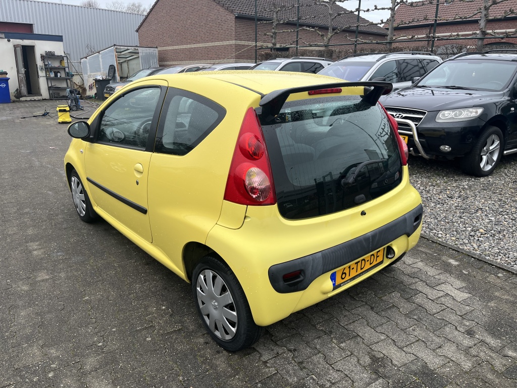 43153064-3.jpg