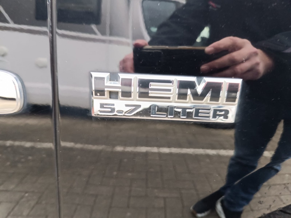 43516143-6.jpg