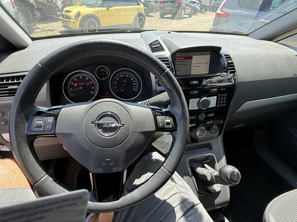 45790266-6.jpg